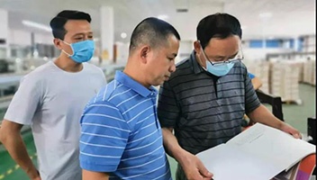 江蘇鳳凰出版?zhèn)髅郊瘓F(tuán)蒞臨新華企業(yè)巡檢教材印制工作