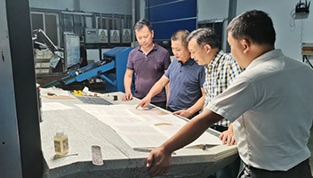 鳳凰教育出版社調(diào)研新華企業(yè)教材印制情況