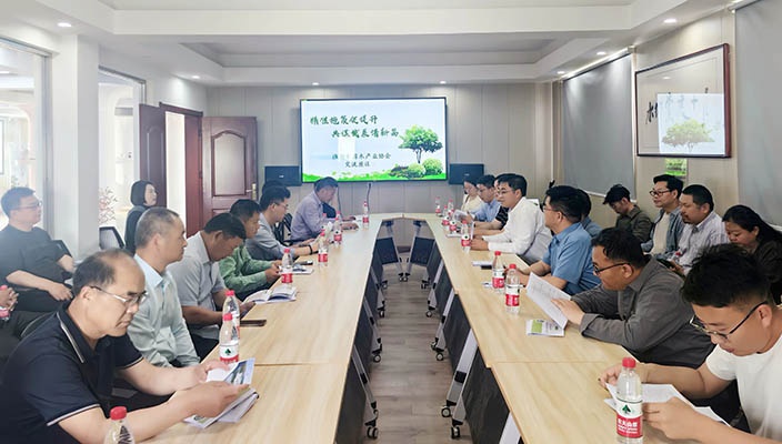 市苗木產(chǎn)業(yè)協(xié)會赴白馬湖園林公司考察交流